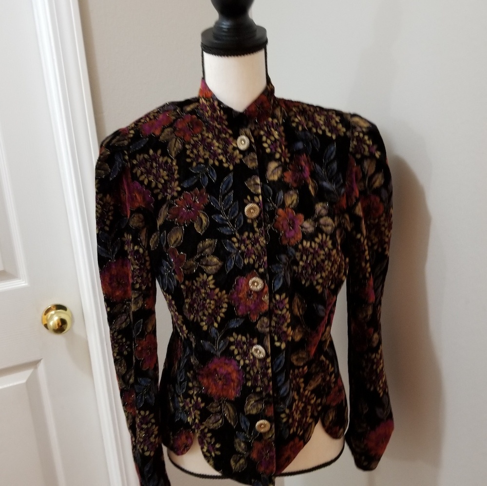 Another Thyme sz S Black velvety floral print top